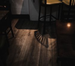 Photo Tiffany-style floor lamp