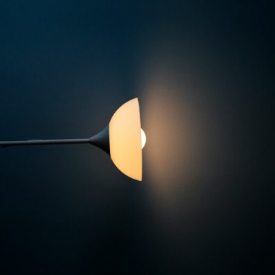 Photo walnut arc lamp