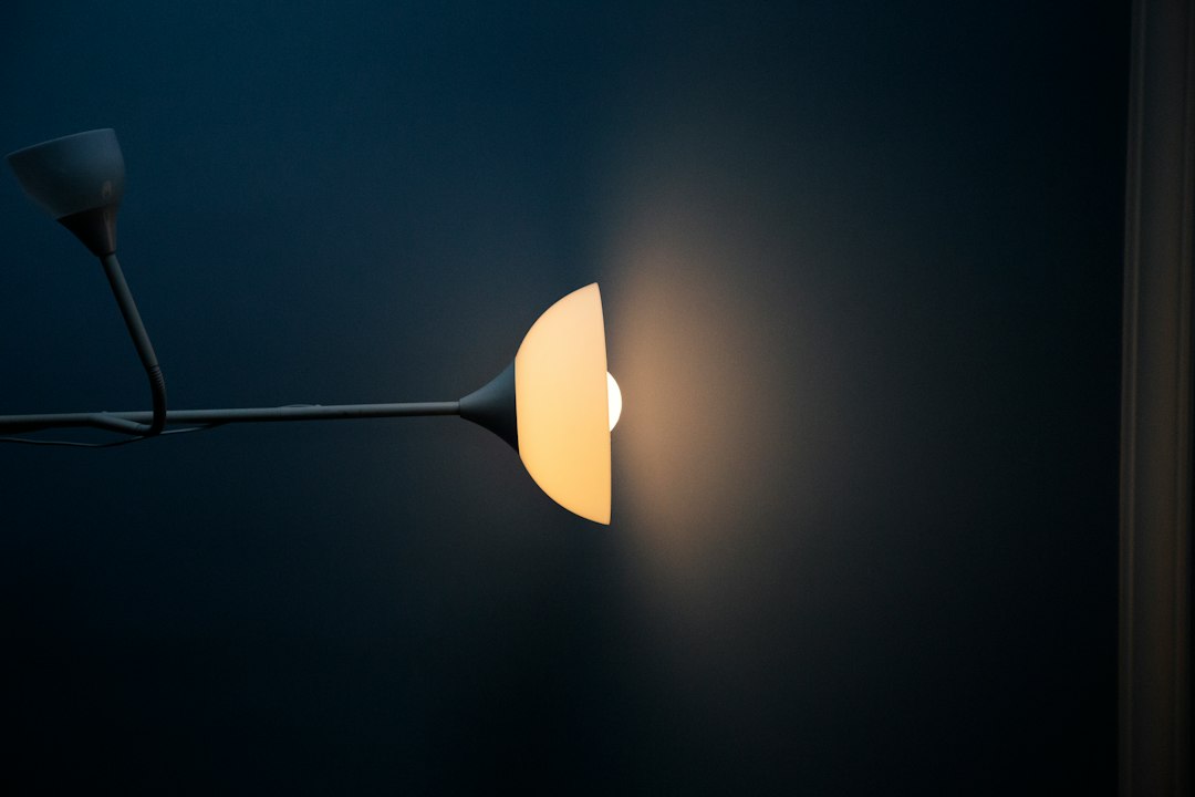 Photo walnut arc lamp